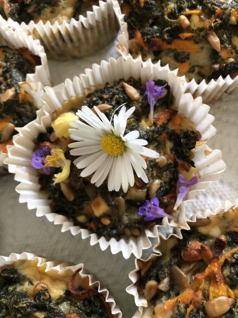 Wildkräutermuffin mit Blüten des Gundermannes